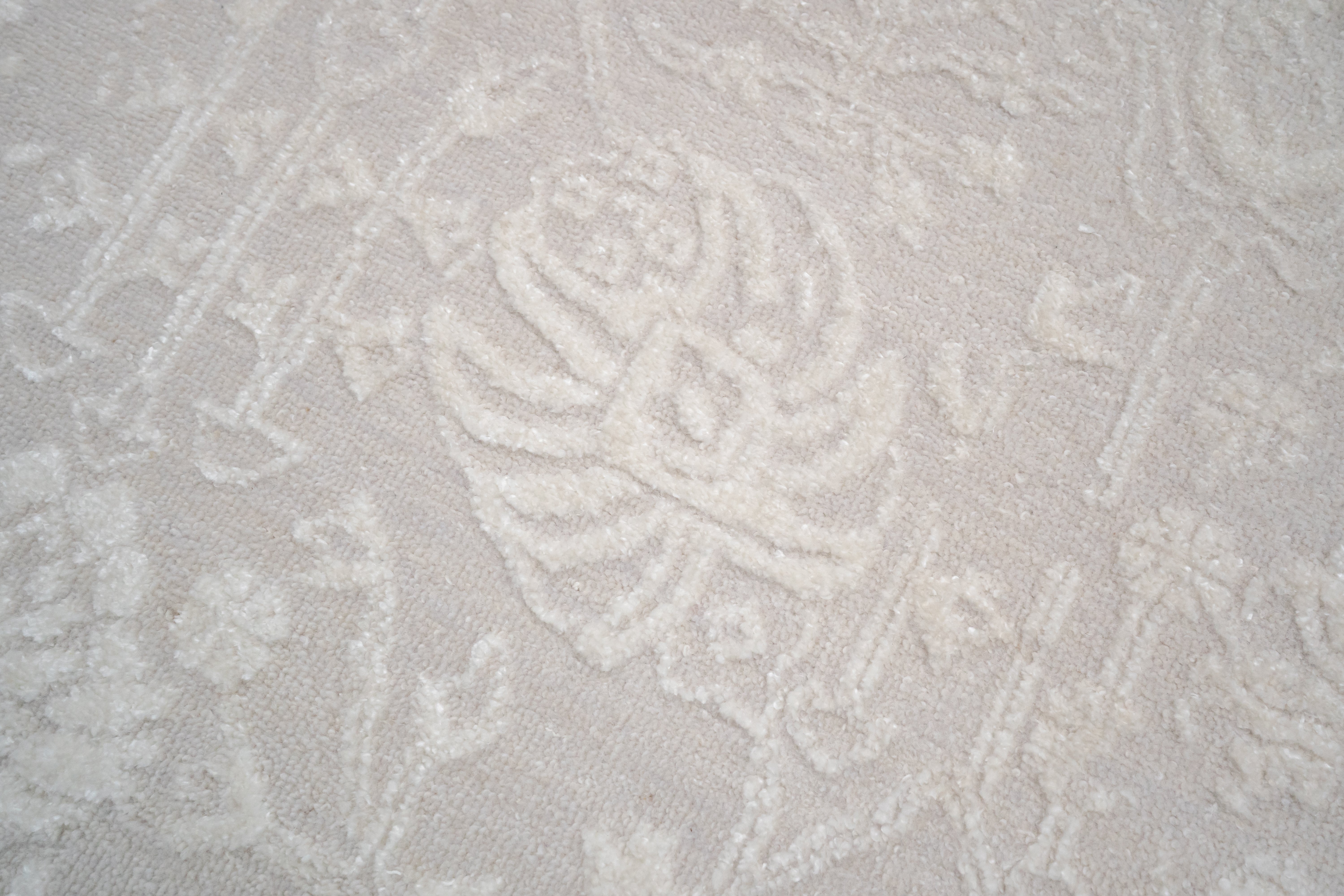 Handknotted Rug DIA- 1003 VASE 3 Pale Silver & Timberwolf